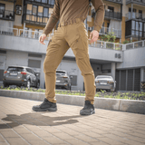 M-Tac Bukser Rubicon Flex i dæmpet bymiljø, viser komfort og stilfuldt design