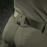 Nærbillede af M-Tac Bukser Rubicon Flex i olivenfarve, viser bæltestropper og fleksibelt stretchmateriale til træning og fritid.