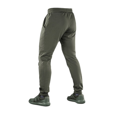 M-Tac Bukser Stealth Cotton i olivengrøn set bagfra, fremstillet af 100% bomuld med elastik i taljen og åndbar komfort til sport og hverdag.