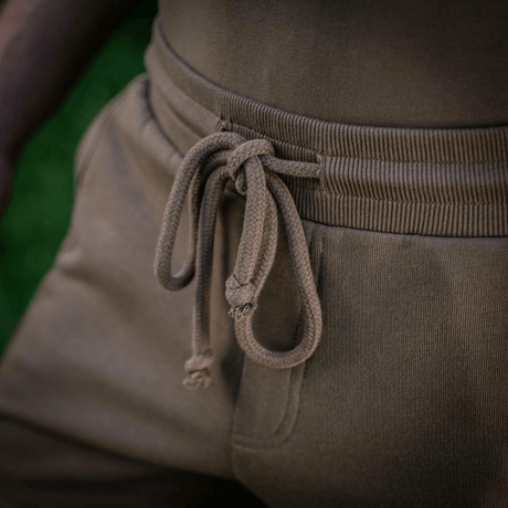 Nærbillede af elastisk talje og snoretræk på M-Tac Shorts Sport Fit Cotton designet til sommer og sport.
