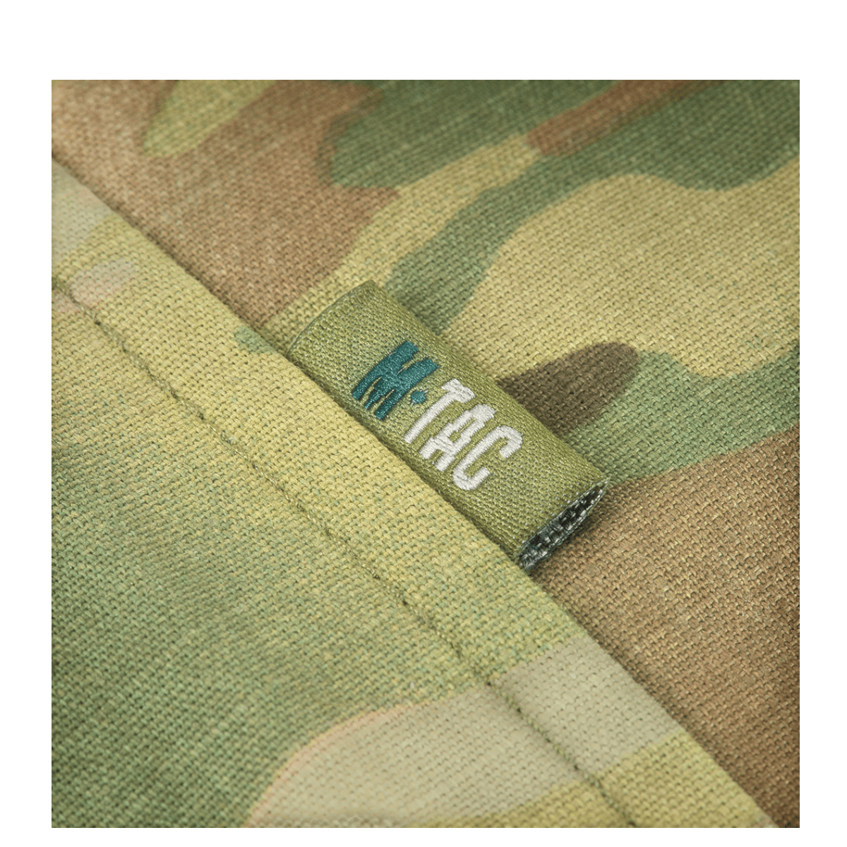 M-Tac Feltjakke NYCO Extreme med Multicam-mønster og holdbart amerikansk NYCO Extreme-stof. Fokus på M-Tac logoet.