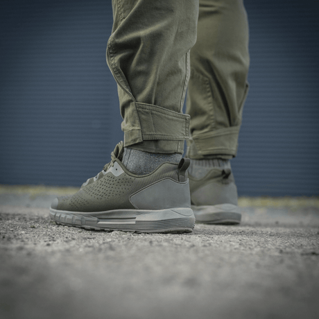 Person wearing M-Tac Bukser Patriot Gen.III Vintage, showing the tactical pants' fit and durability in a standing position.