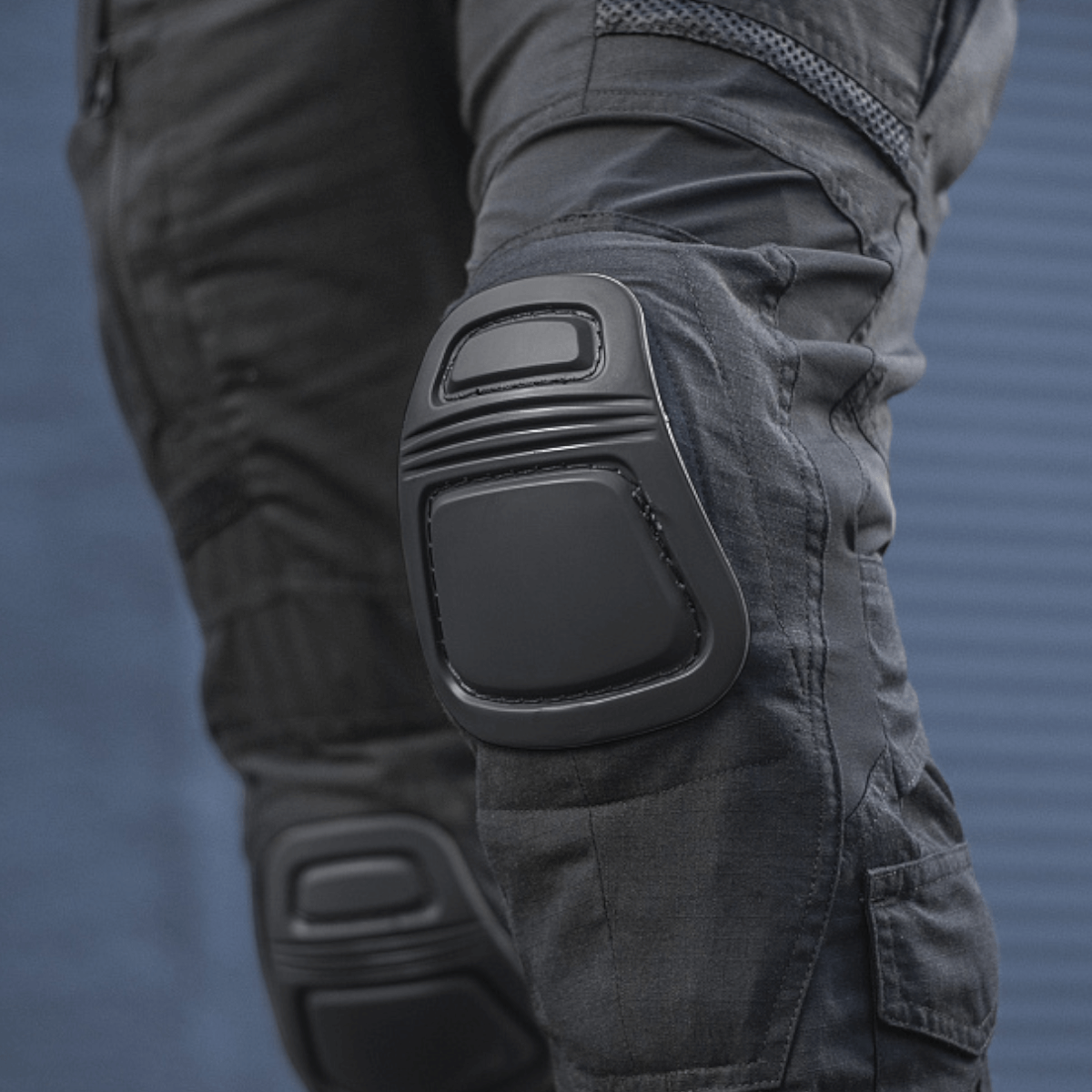 Nærbillede af M-Tac Bukser Army NYCO Extreme med beskyttende knæpuder, designet til holdbarhed og komfort i rivbestandigt NYCO Extreme-stof.