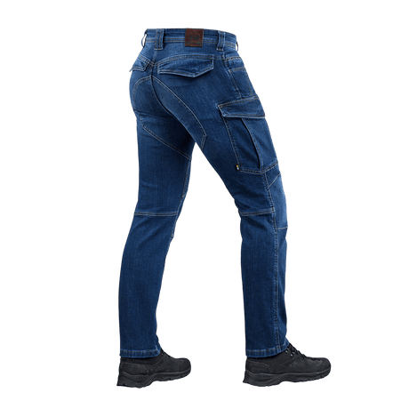 M-Tac Jeans Aggressor set bagfra med taktisk lommearrangement. Slidstærkt denimstoffer sikrer holdbarhed og komfort.