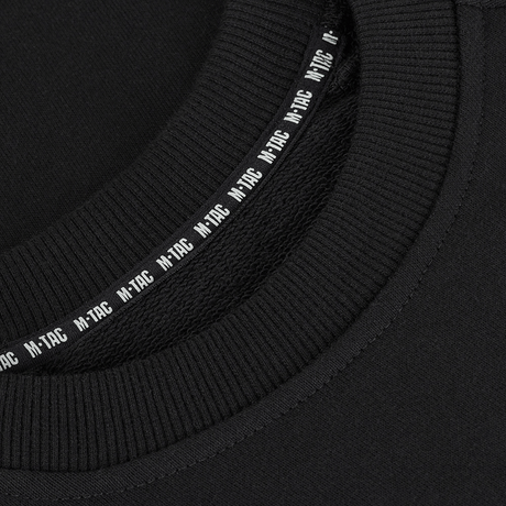 Nærbillede af M-Tac Cotton Sweatshirt i sort, viser ribkant detaljer ved krave. Perfekt til aktiv sport med komfortabel pasform.