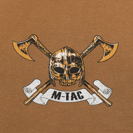 M-Tac T-shirt Viking med vikingehjelm og økser design fremhæver kampgejst og kerneværdier på brun baggrund.