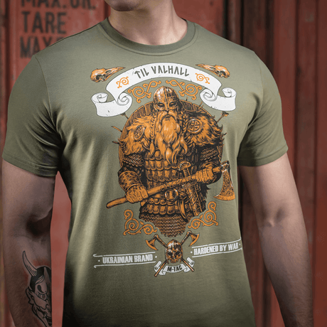 M-Tac T-shirt Viking med vikingemotiv og teksten 'Til Valhall', der viser krigersk kampånd. Fremstillet af 93% bomuld.