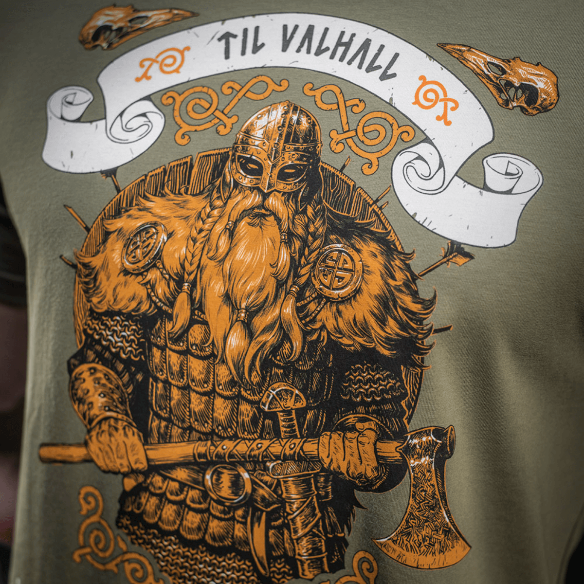 M-Tac T-shirt Viking med frontdesign af en viking med økse, teksten 'Til Valhall' fremhæver nordisk krigerånd.