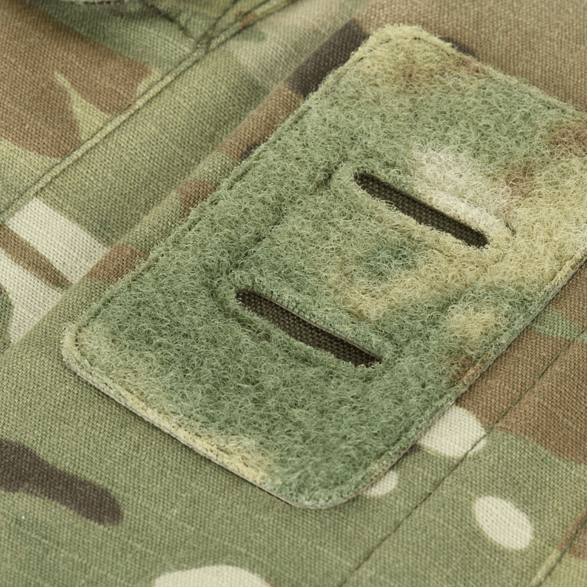 Detalje af M-Tac Jakke Sturm NYCO Extreme i Multicam-mønster, viser slidstærkt NYCO stof og kvalitetsdesign.