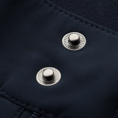 Knappedesign på M-Tac Bukser Soft Shell Vinter med vandafvisende softshell materiale og fleeceforing til vinterbrug.