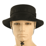 M-Tac Panama Rip-Stop army-hat med semi-stiv skygge og ventilationshuller, ideel til camouflageudstyr, set forfra på mannequin.