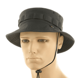 M-Tac Panama Rip-Stop hat on mannequin with semi-stiv skygge and camouflage bånd, ventilationshuller, army-hat style.