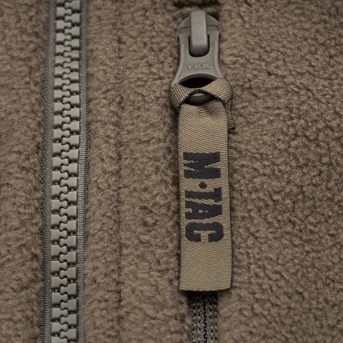 Nærbillede af lynlås på M-Tac Alpha Microfleece Jakke Gen.II, fremhæver fleece og slidstyrke i koldt vejr.