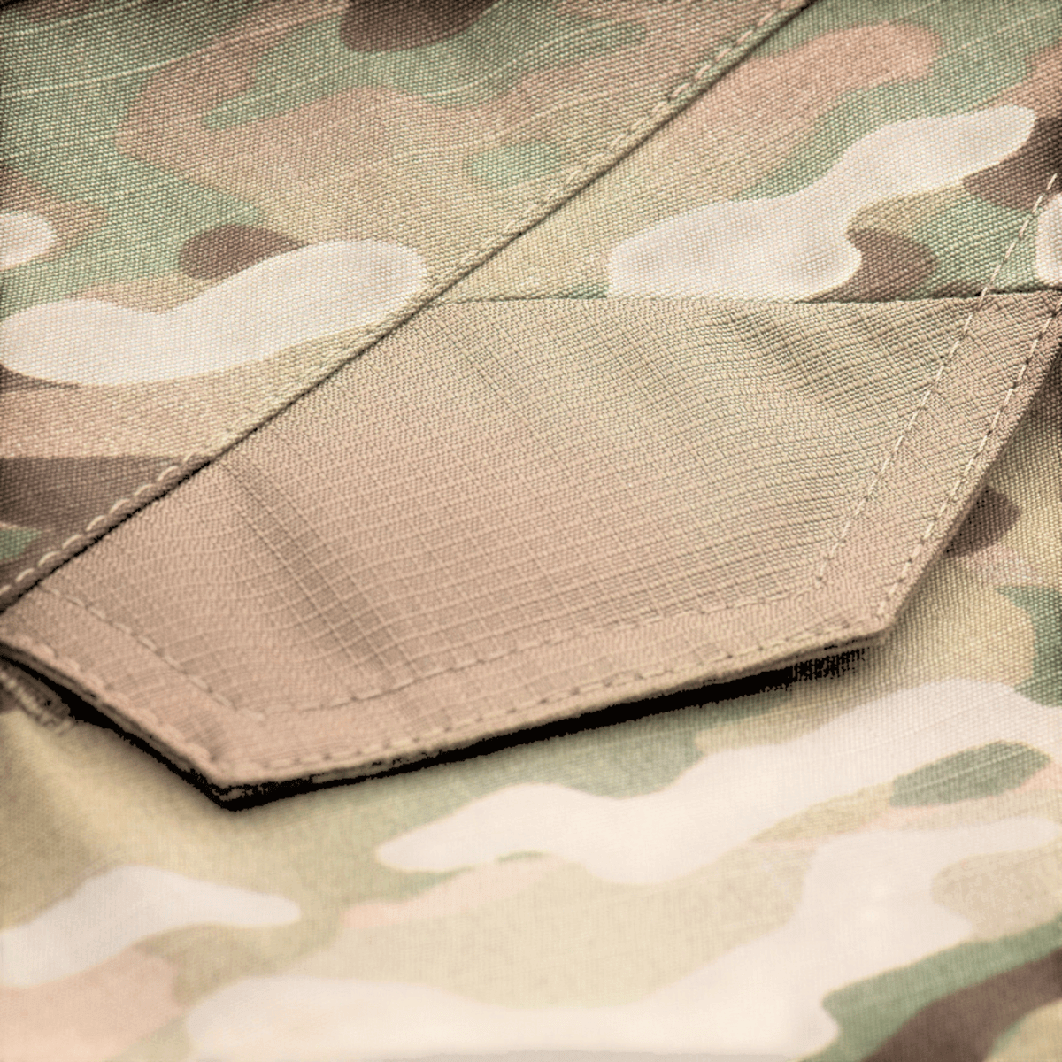 Detalje af M-Tac Bukser Aggressor Elite NYCO i amerikansk NYCO rip-stop stof med camouflage mønster, 50% nylon, 50% bomuld.