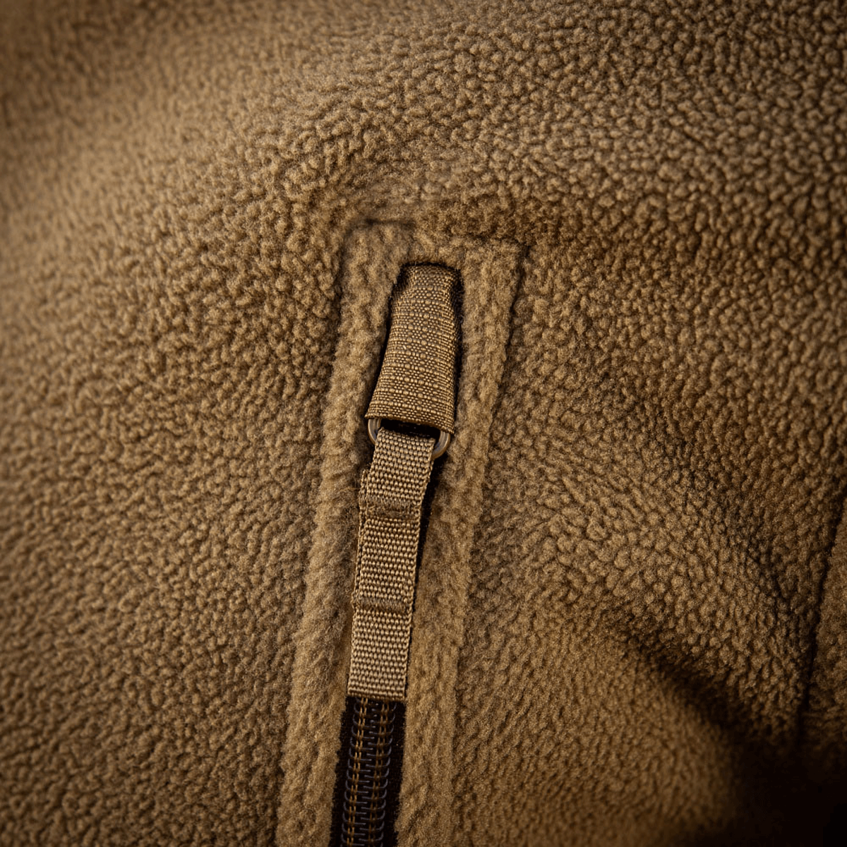 Detalje af M-Tac Division Gen.II Windblock Fleecejakke i brun med lynlås og vindbeskyttende tekstur, perfekt til koldt vejr.