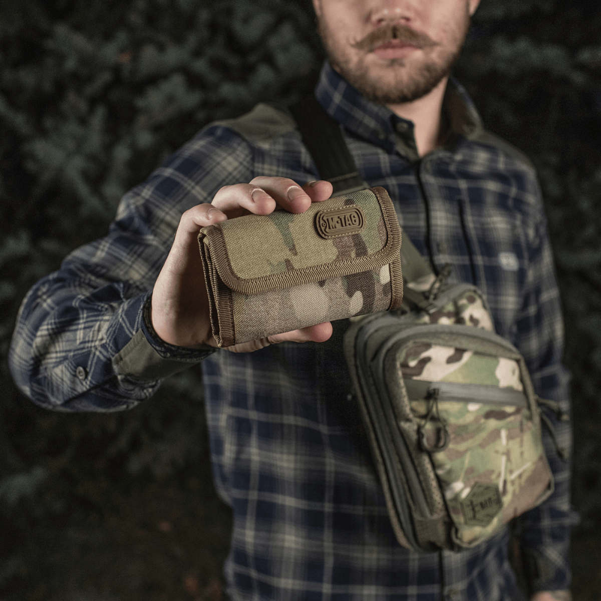 Mand holder M-Tac Pung Elite Gen.II i camouflage, fremstillet af holdbart Cordura 500D, perfekt til kontanter og kort.