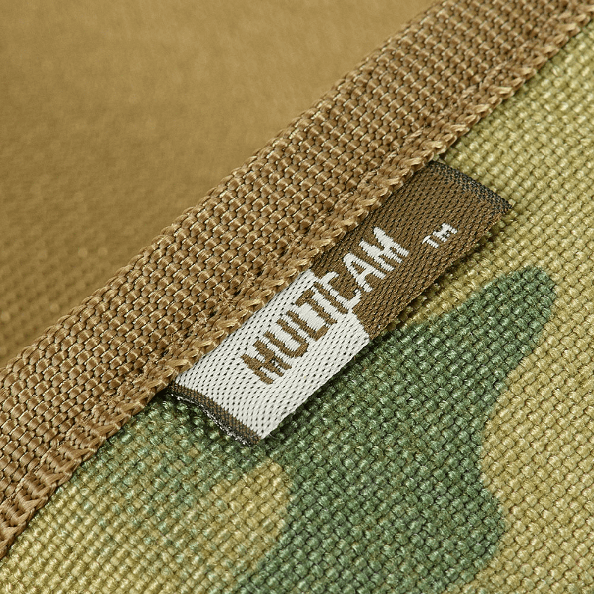 Tæt detalje af M-Tac Pung Elite Gen.II i camo design med M-Tac logo syet på. Materiale: slidstærkt Cordura 500D.