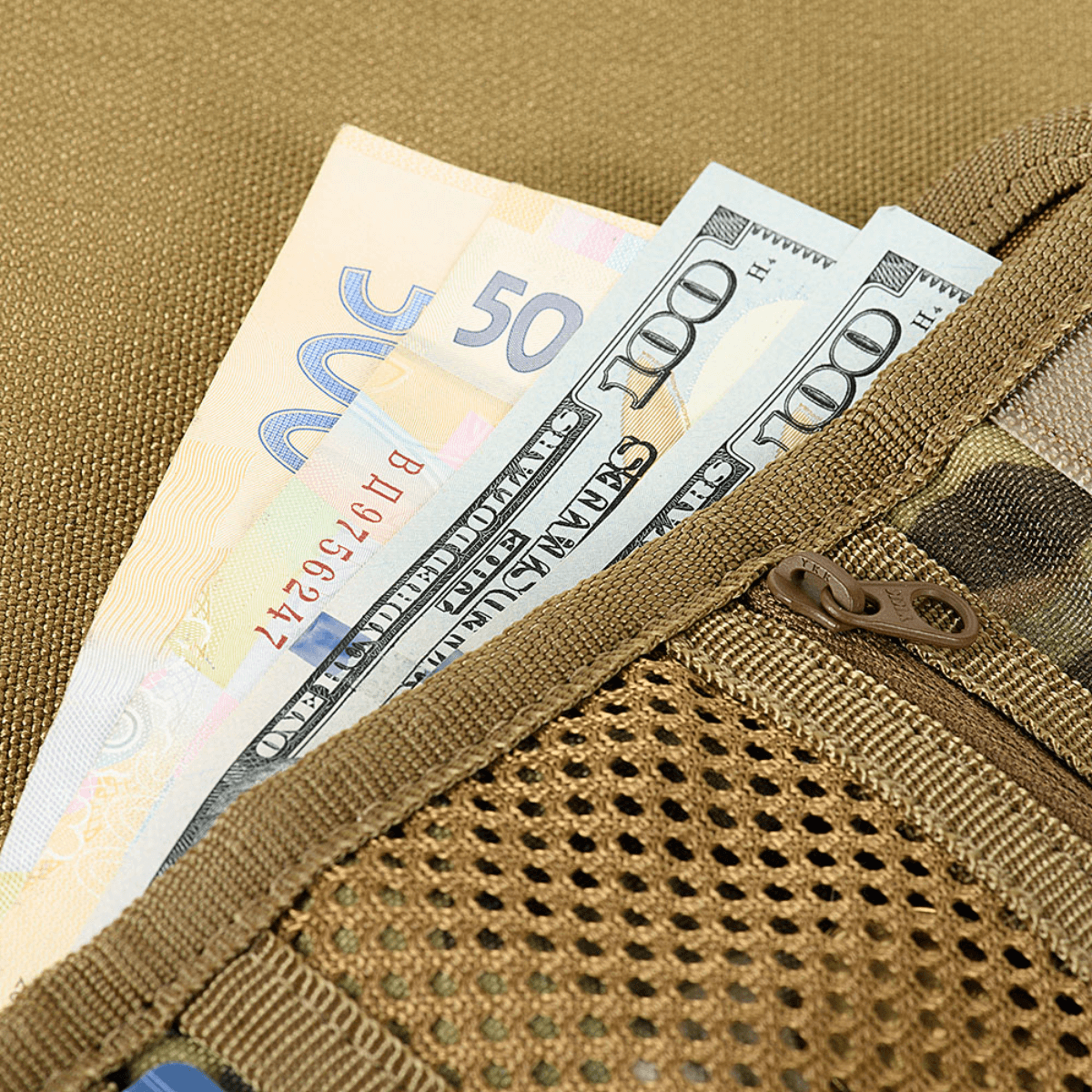 M-Tac Pung Elite Gen.II med rum til kontanter og lynlåslomme, fremstillet af slidstærkt Cordura 500D, viser stilfuld brun design.