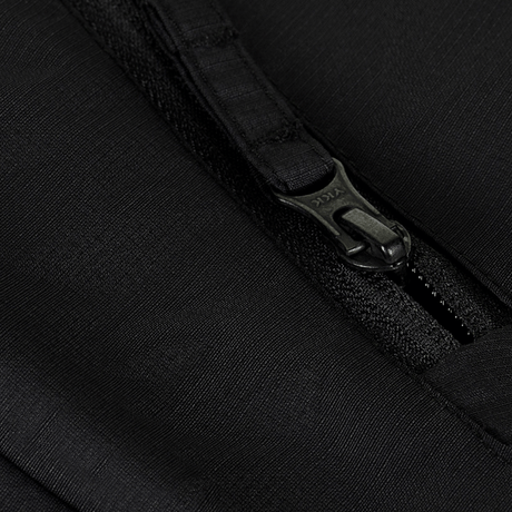 Nærbillede af lynlås på M-Tac Alpha Gen.III Pro Vinterjakke, fremviser holdbar sort vandtæt nylonmateriale.