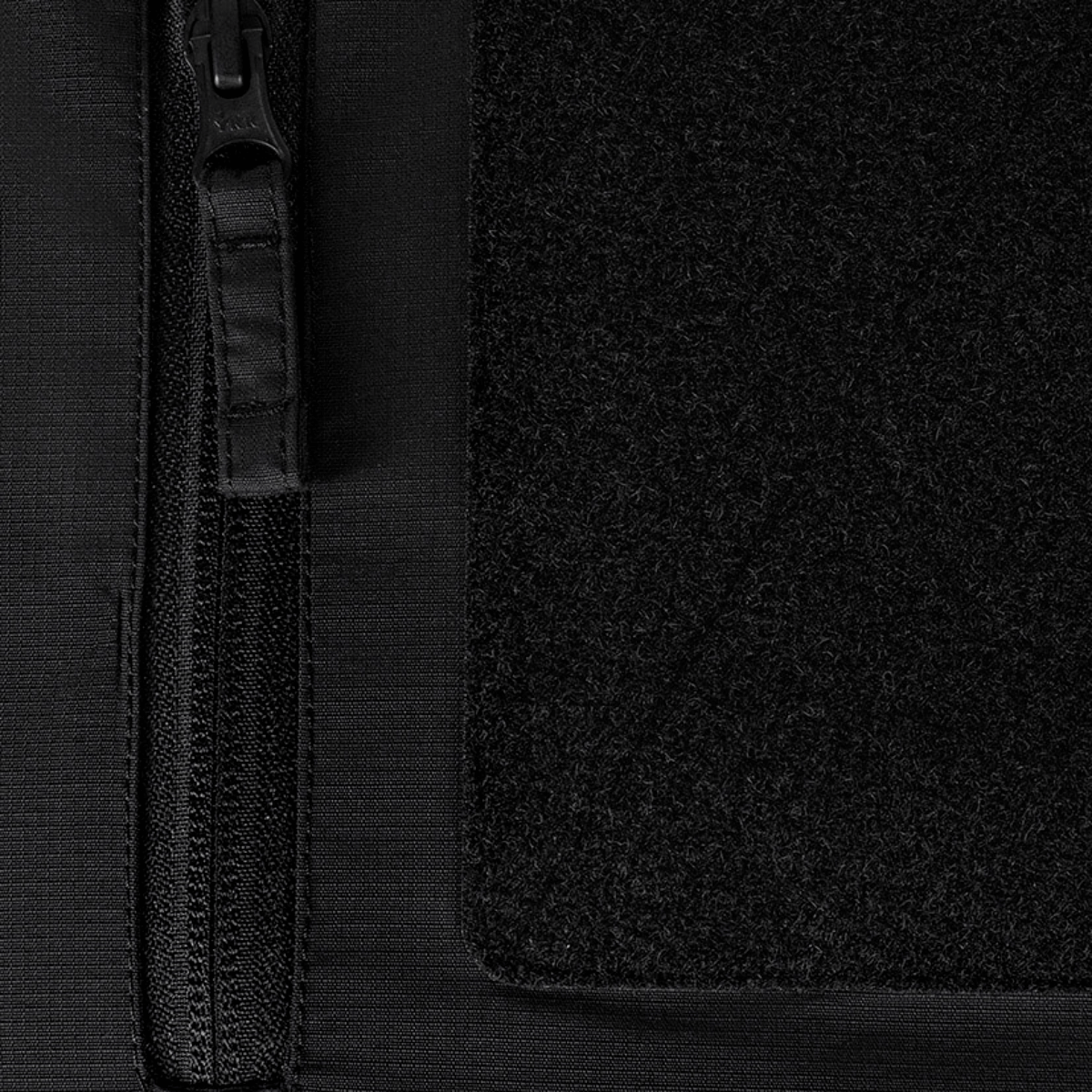 Nærbillede af M-Tac Alpha Gen.III Pro Vinterjakke med lynlås og holdbart materiale, ideel til kolde vejrforhold.