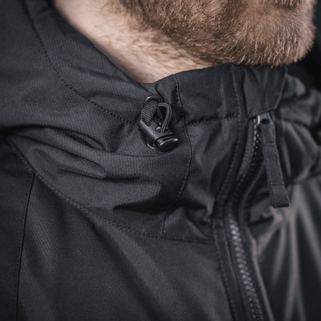 Nærbillede af M-Tac Alpha Gen.III Pro Vinterjakke med lynlås og justerbar hætte, designet til komfort og holdbarhed.