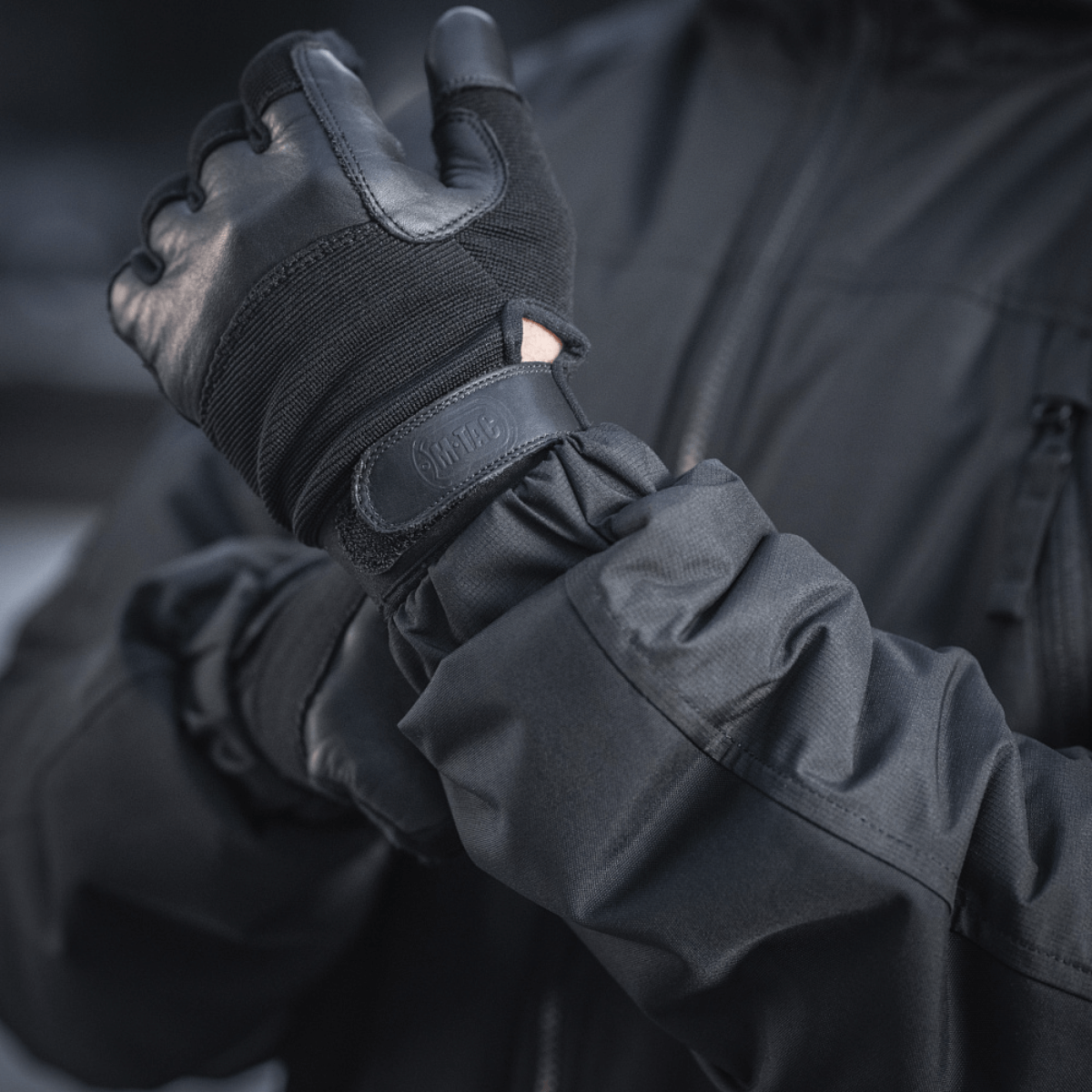 M-Tac Alpha Gen.III Pro Vinterjakke i brug i det fri, med fokus på funktionalitet og holdbarhed i koldt vejr.