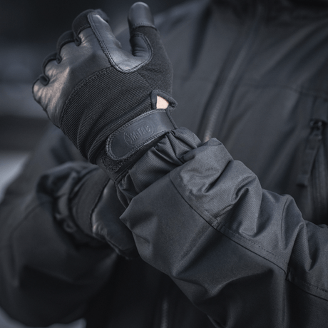 M-Tac Alpha Gen.III Pro Vinterjakke i brug med justerbare manchetter og forstærkede områder til koldt vejr komfort og holdbarhed.