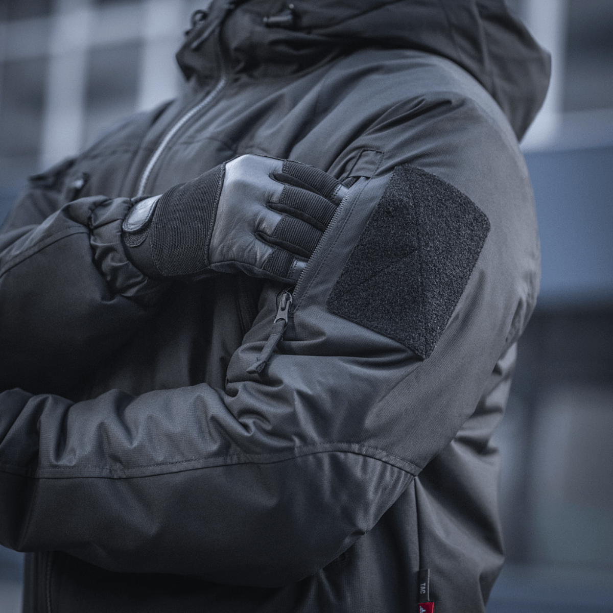 M-Tac Alpha Gen.III Pro Vinterjakke med forstærkede albuer og justerbar hætte, perfekt til vinterkomfort ned til -20°C.