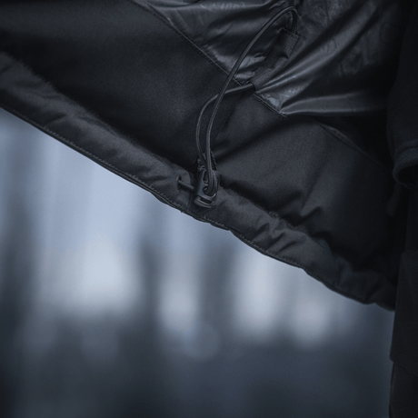 Nærbillede af M-Tac Alpha Gen.III Pro Vinterjakke med justerbart design, der fremviser vandtæt og holdbart materiale.