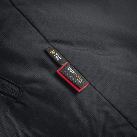 Nærbillede af M-Tac Alpha Gen.III Pro Vinterjakke med forstærket materiale og mærkeetiket.