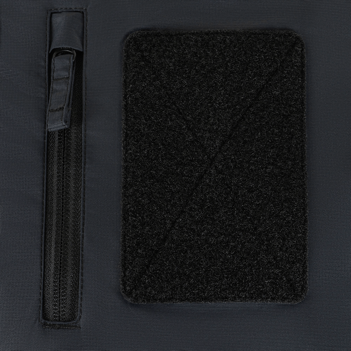 Detalje af M-Tac Alpha Gen.III Pro Vinterjakke med vandtæt lynlås og velcrostruktur, fremhæver jakken's funktionalitet.