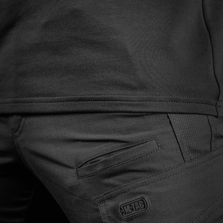 Detalje af M-Tac Raglan Athlete sweatshirt i sort farve med fokus på materialet og syning.