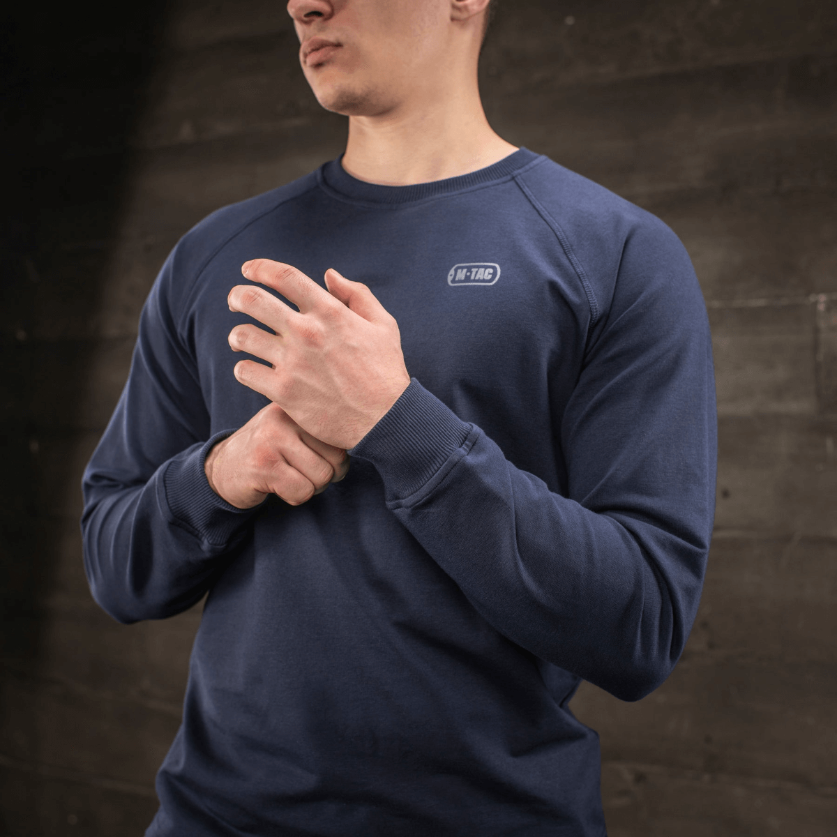 M-Tac Raglan Athlete sweatshirt med rund hals og raglanærmer, ideel til sport og hverdagsbrug, set i marineblå farve.