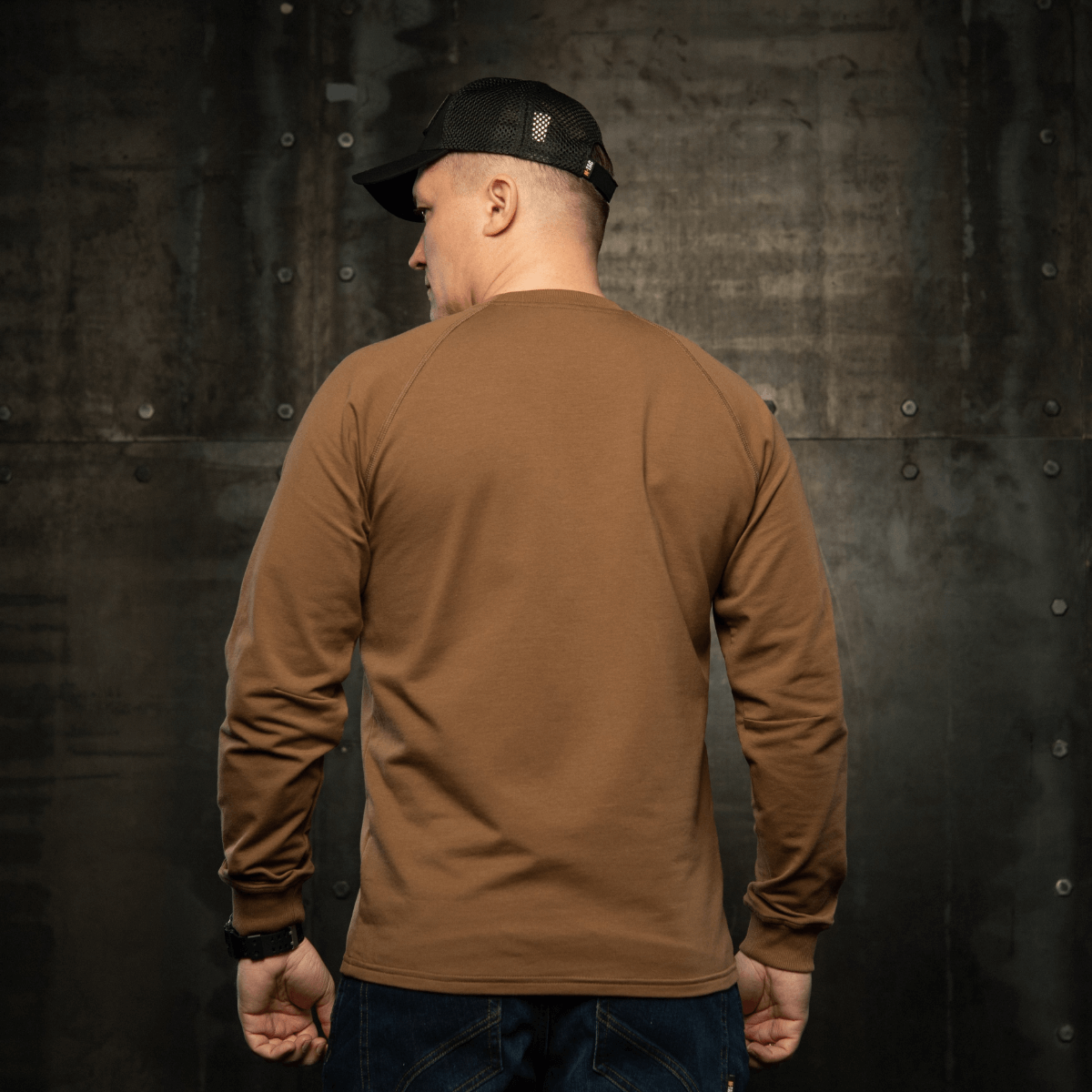 M-Tac Raglan Athlete sweatshirt i coyote, set bagfra, med raglanærmer for bevægelsesfrihed. Ideel til sport og hverdag.