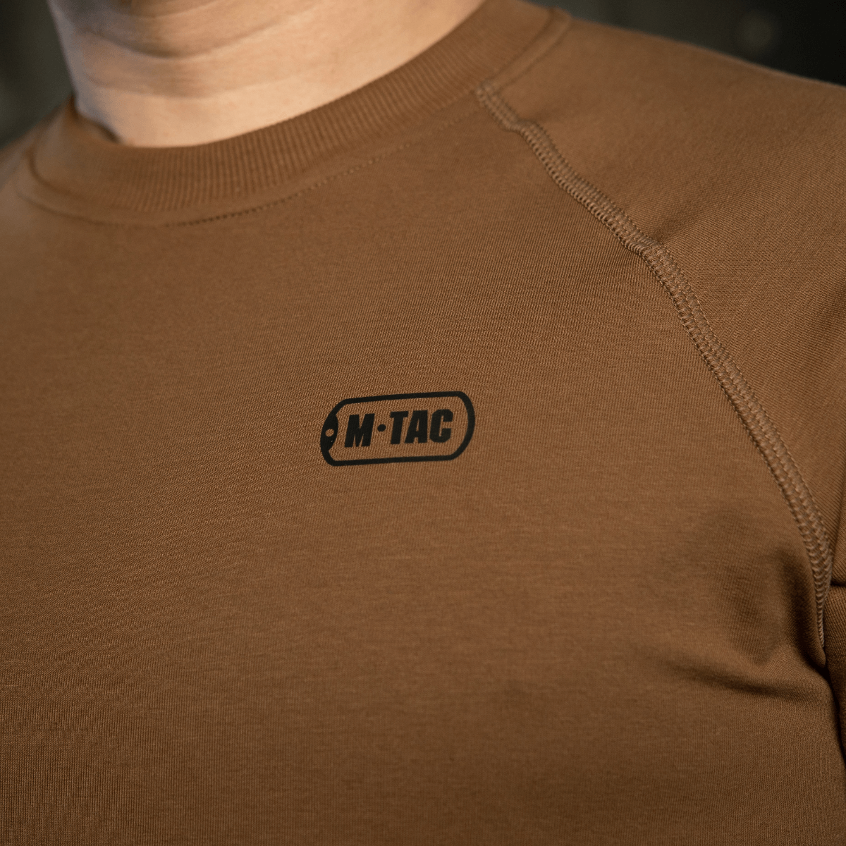 M-Tac Raglan Athlete sweatshirt i coyote farve med komfortable raglanærmer, ideel til sport og hverdagsbrug, tæt visning af logoet.