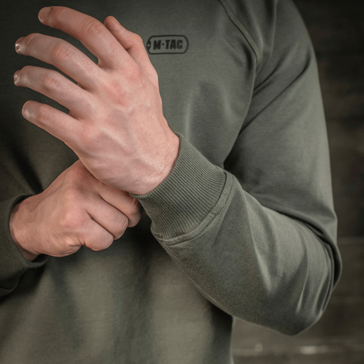 M-Tac Raglan Athlete sweatshirt med raglanærmer i olivengrøn, rund hals og strækbare manchetter.