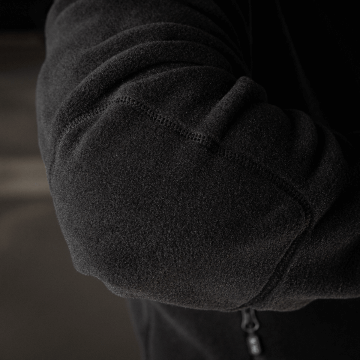 Detaljebillede af M-Tac Nord Polartec Fleecejakke, viser fleecekvalitet og syningsdetaljer for stil og funktionalitet.