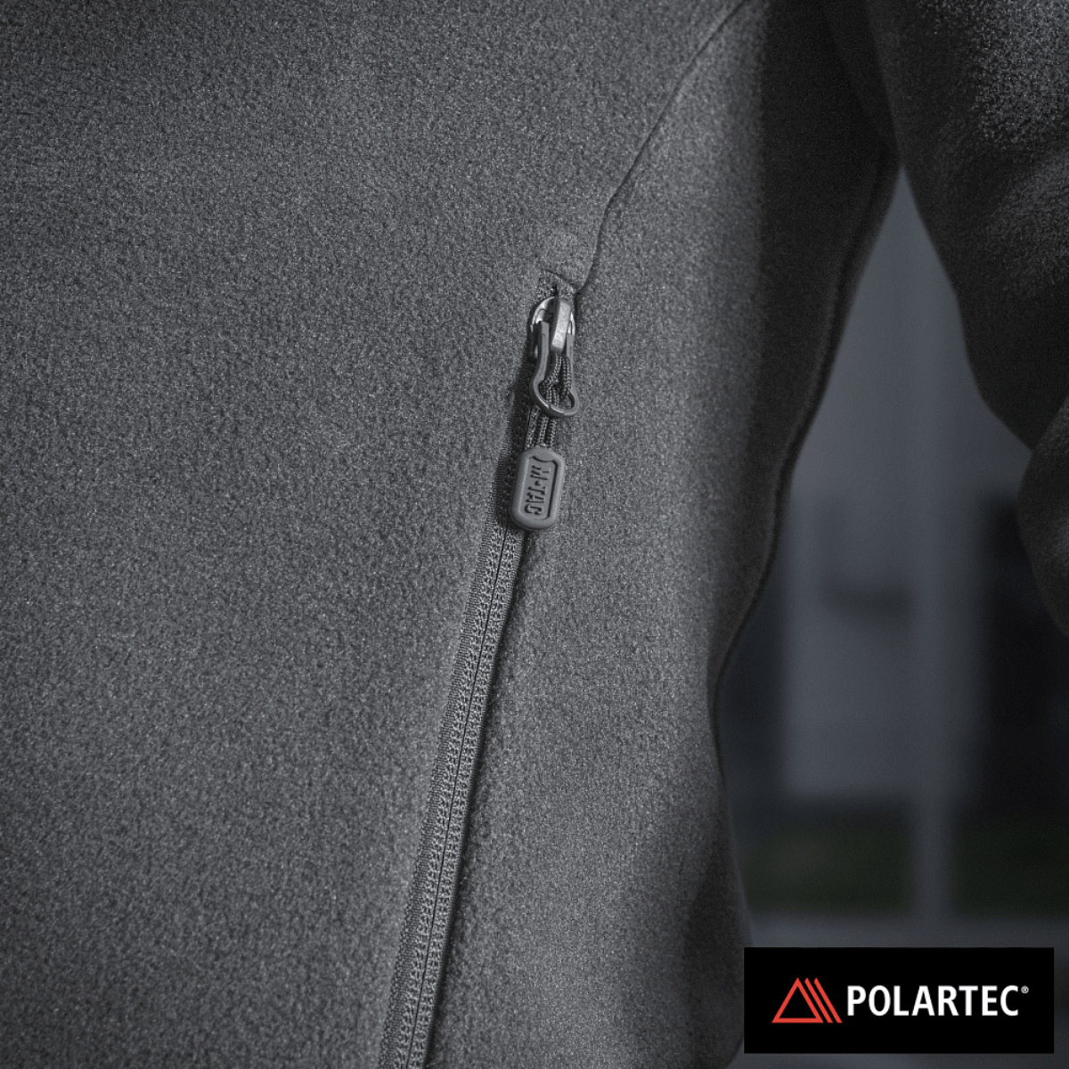M-Tac Nord Polartec Fleecejakke med tæt på lynlås detalje og Polartec® logo, fremstillet af premium varmeisolerende materiale.