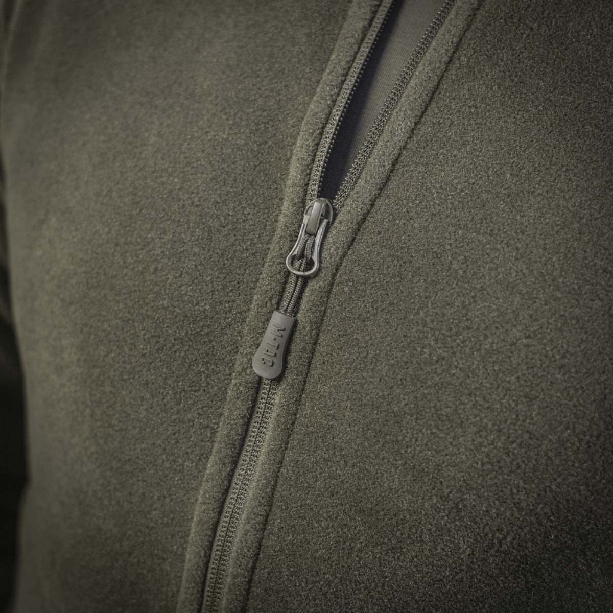 Detaljer af lynlåsen på M-Tac Nord Polartec Fleecejakke, lavet af premium Polartec® 200 Series fleece, der kombinerer stil og funktionalitet.