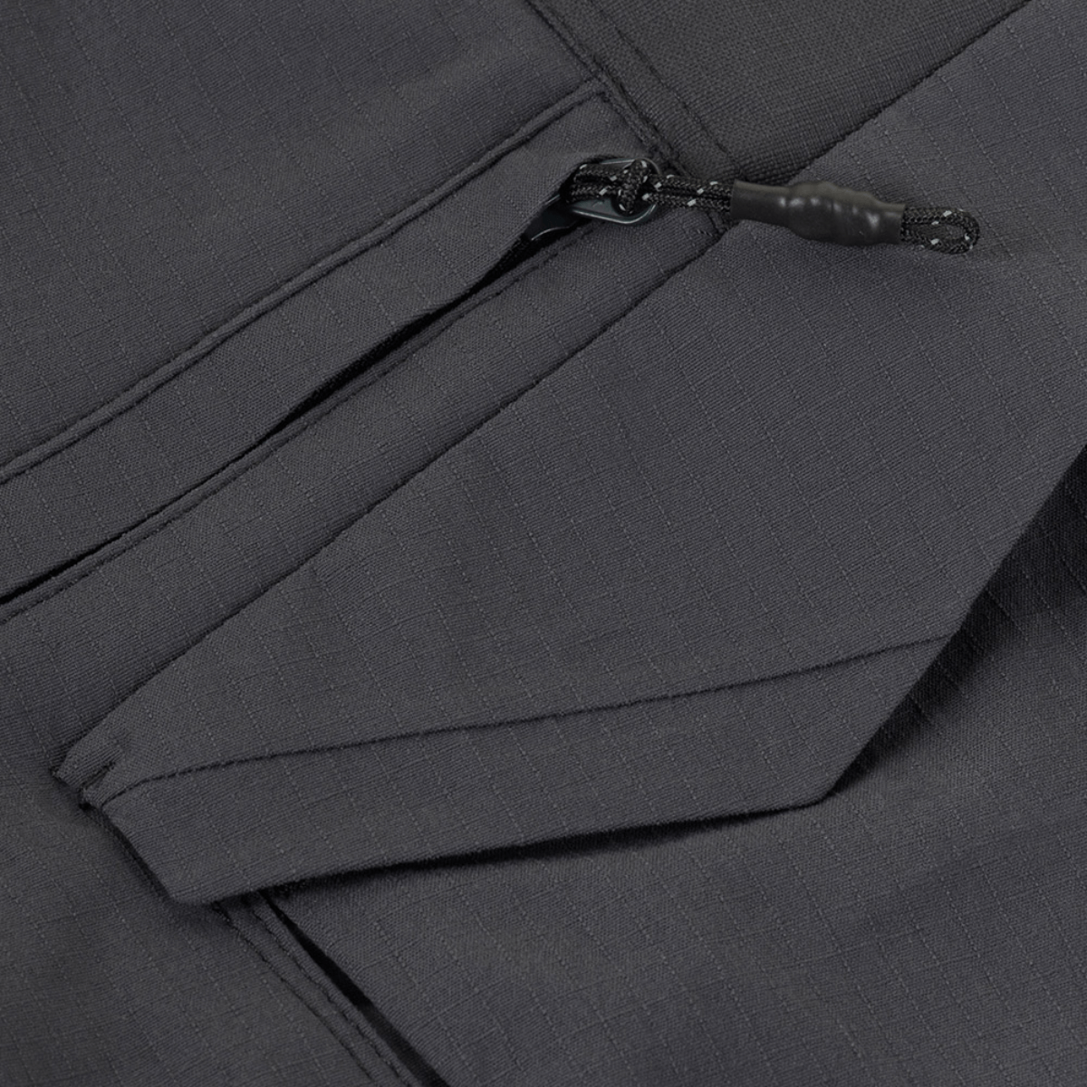 Nærbillede af detalje på M-Tac Aggressor Summer Flex Shorts med funktionelle lommer og lynlås.