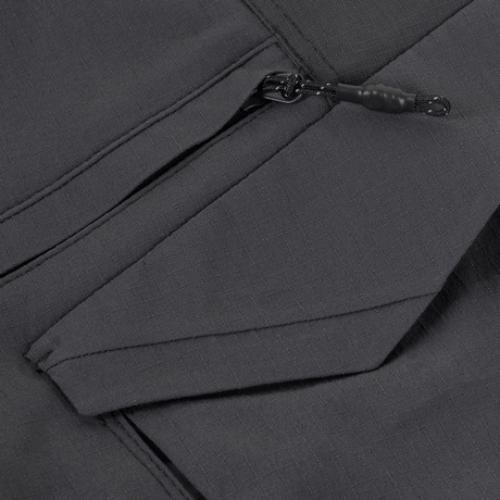 Lommer på M-Tac Aggressor Summer Flex Shorts med lynlås og Rip-Stop stof, designet til taktisk brug og æstetisk funktionalitet.