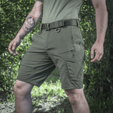 M-Tac Aggressor Summer Flex Shorts i brug udendørs, viser letvægts-taktisk design og funktionelle lommer.
