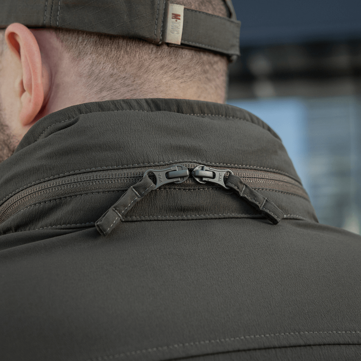 Nærbillede af nakkedetalje på M-Tac Flash Jakke med lynlås og unikt design.