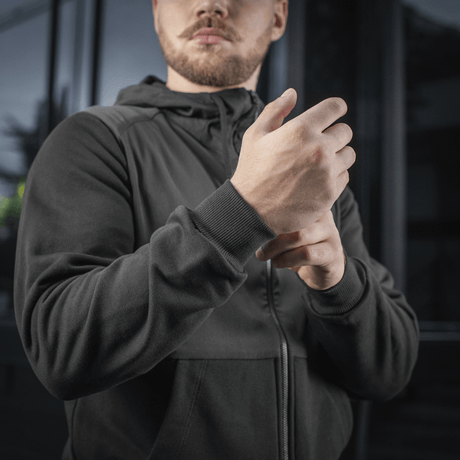 Mand iført M-Tac Pilgrim Bomberjakke med lynlås og ribbede manchetter, perfekt til hverdagsbrug og sport.