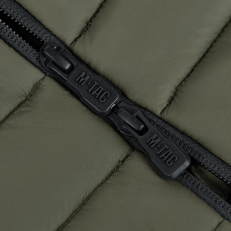 Nærbillede af lynlås på M-Tac Stalker Gen.III Jakke med M-Tac logo, viser høj kvalitet og moderne design.