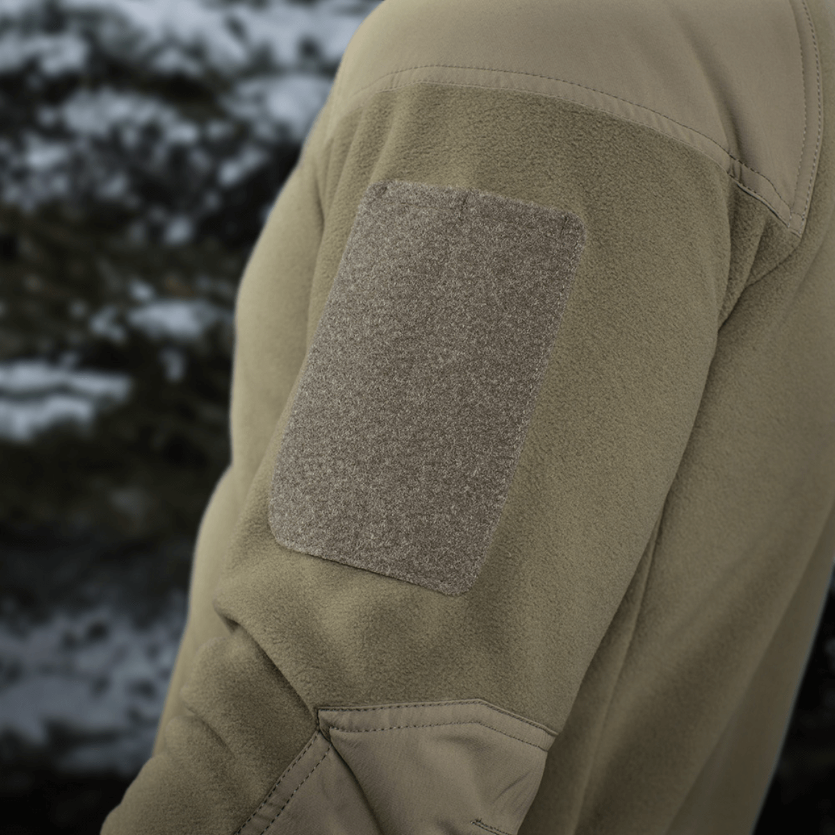 M-Tac Combat Fleece Polartec Jakke med velcrolomme og vindtæt indsatser, perfekt til taktisk brug. Tæt på visning af ærmedesign.