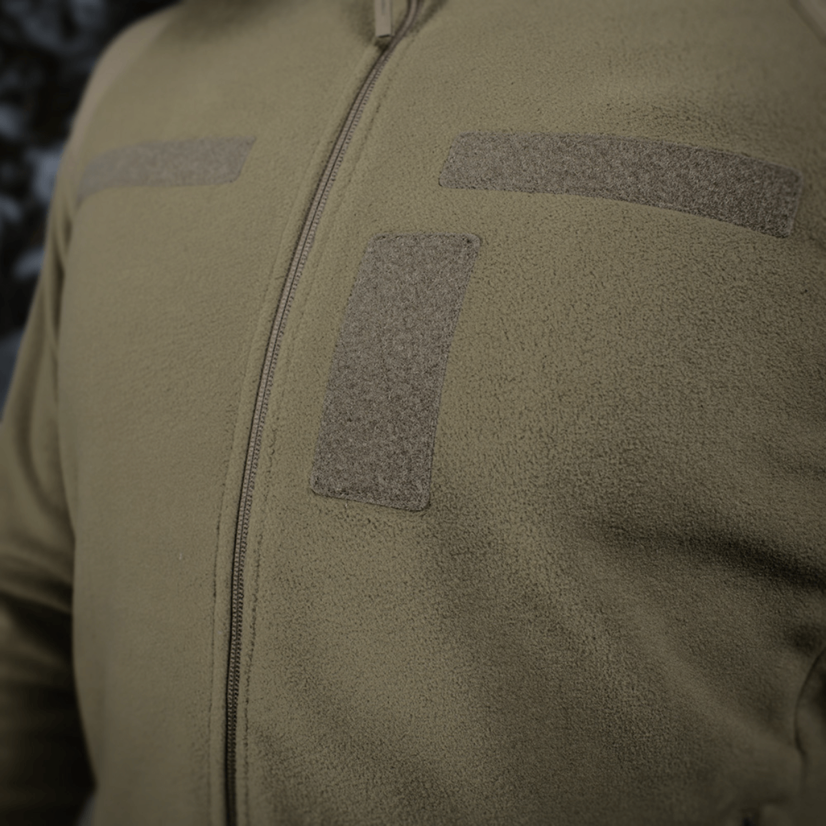 M-Tac Combat Fleece Polartec Jakke med velcro-paneler og YKK lynlåse, fremstillet af holdbart Polartec® fleece materiale.
