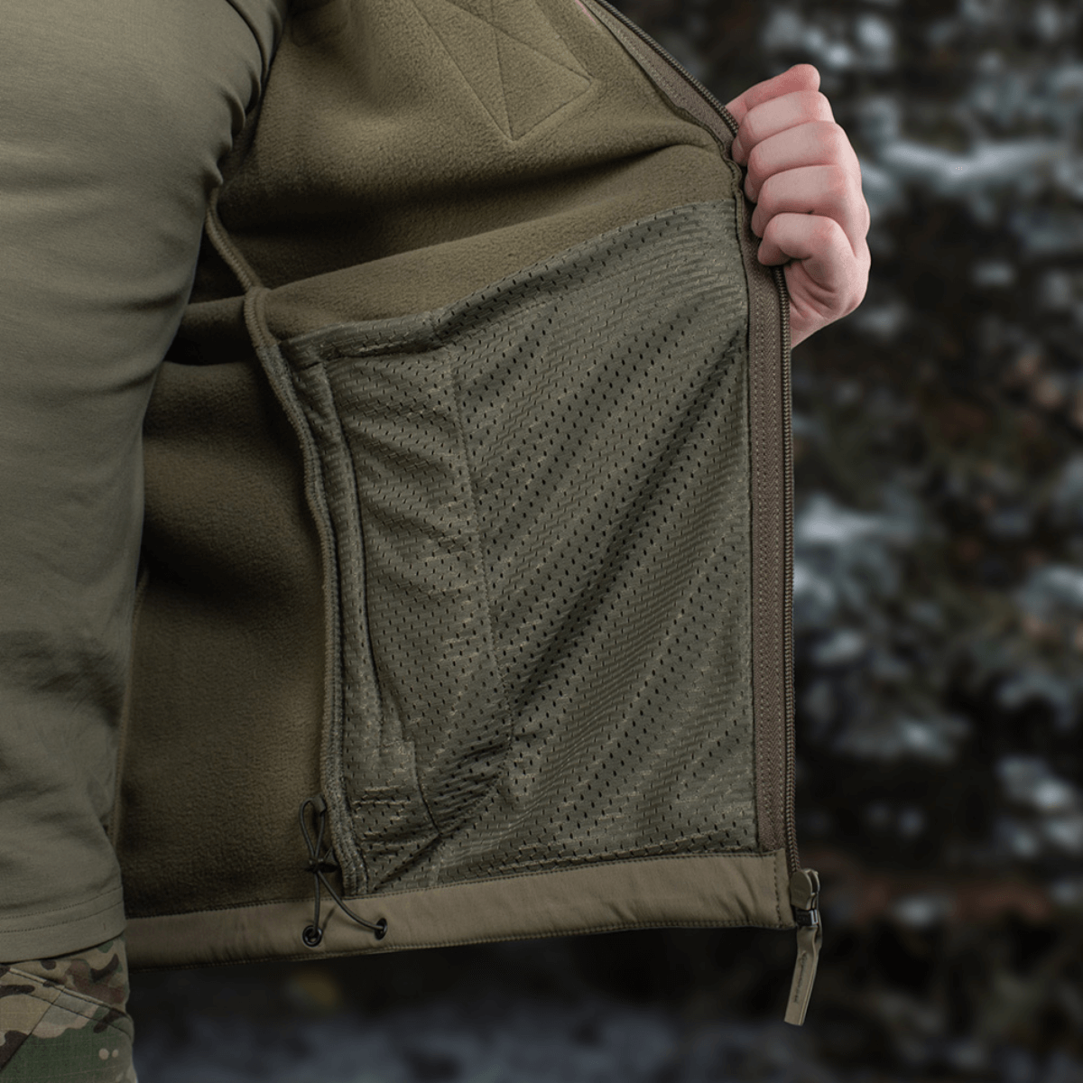 M-Tac Combat Fleece Polartec Jakke med indre mesh-foring, viser YKK lynlåse og robuste materialer for taktisk og casual brug.