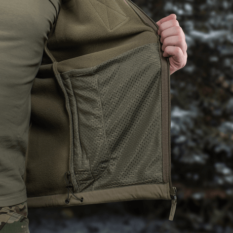 M-Tac Combat Fleece Polartec Jakke viser indvendig meshforing og kvalitetsdesign, ideel til taktisk brug.