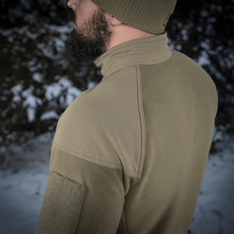 Mand iført M-Tac Combat Fleece Polartec Jakke i naturmiljø, viser jakken i taktisk brug.